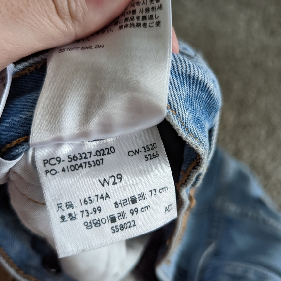 Levi Distressed Shorts - Picture 4 of 7